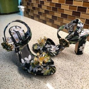 Beautiful feminine floral chunky heeled sandals